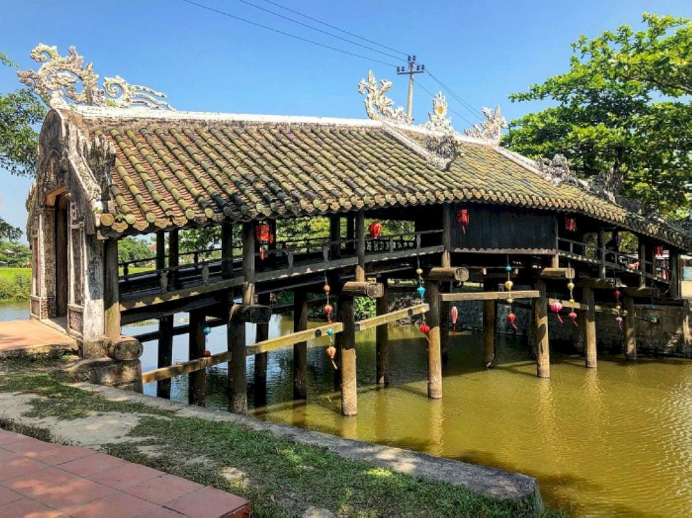 The tiled bridge with a uniquely ancient architecture